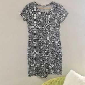 Black and white patterned fitted envelope dress